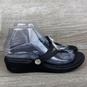 Crocs Sanrah Metallic Disc Women's Sz 7 Black Rubber Wedge Flip Flop Sandals
